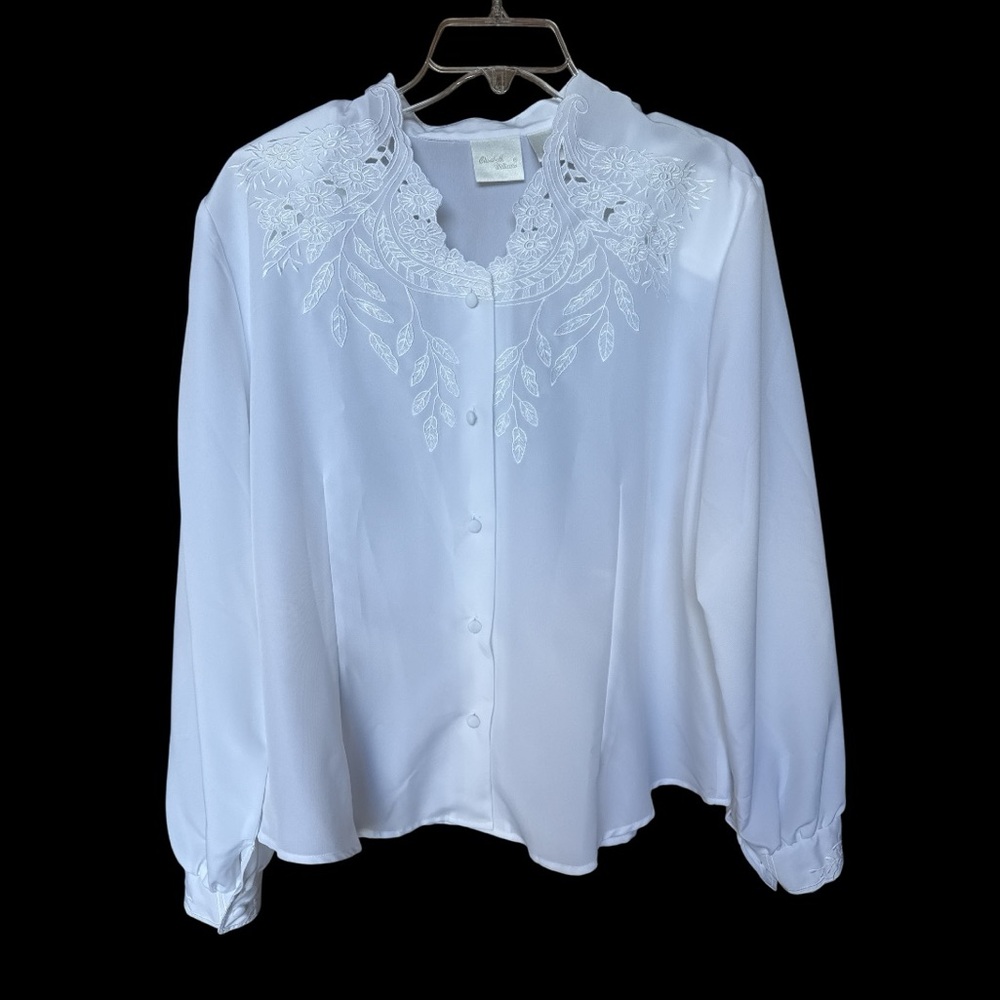 Vintage Elisabeth Williams White Lace Embroidered Large Blouse.